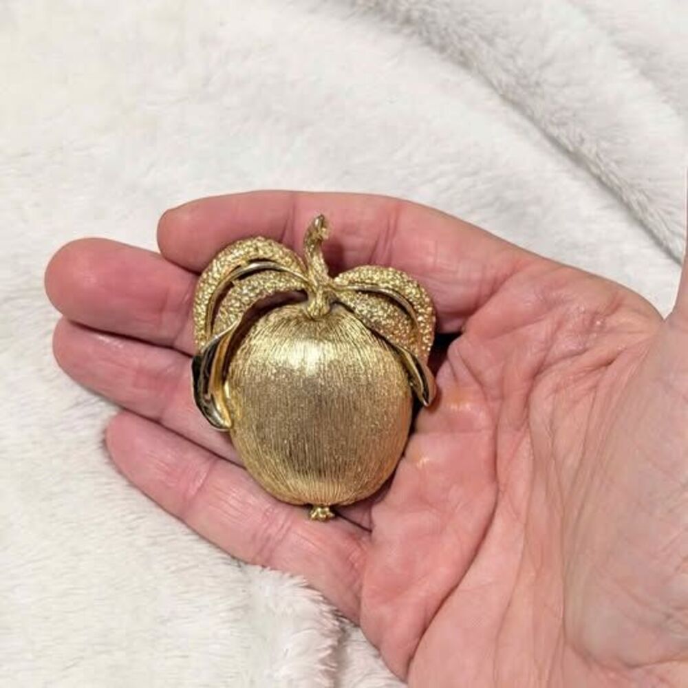 Vintage Brushed Gold Tone Large Apple Brooch Pin Mid Century Fruit Figural